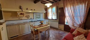 TV - Romantic Tuscan Cottage with Pool and Garden (Toscana)