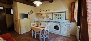 Fridge, oven, stovetop, toaster - Romantic Tuscan Cottage with Pool and Garden (Toscana)