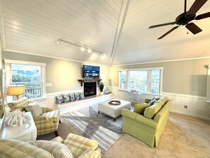 TV connectée, lecteur de DVD, livres, chaîne hi-fi