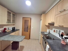 Apartamento clásico | Cocina privada | Microondas, horno, placa de cocina y utensilios de cocina