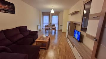 Classic Apartment | Ruang tamu | TV skrin rata