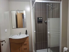 Classic Apartment | Bathroom | Separate bathtub and shower, towels, soap, shampoo - Onda Atlántica  (Vilagarcia de Arousa)