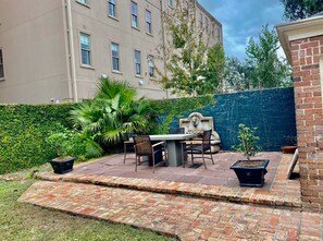 Outdoor dining - Spacious 6-bedroom condo in the historic Garden District for the Super Bowl! (New Orleans)
