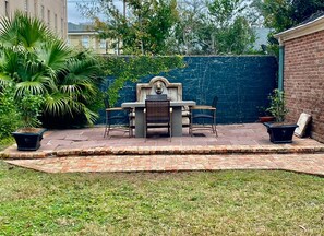 Outdoor dining - Spacious 6-bedroom condo in the historic Garden District for the Super Bowl! (New Orleans)