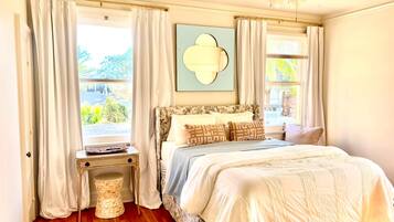 6 bedrooms, iron/ironing board, WiFi, bed sheets