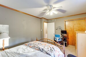 3 bedrooms, desk, iron/ironing board, Internet