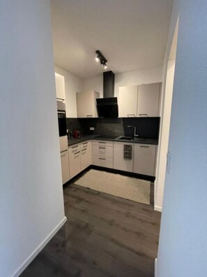 Jääkaappi, uuni, liesi, astianpesukone