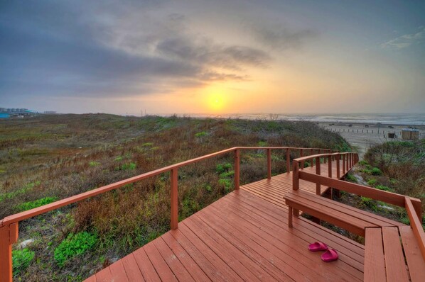 House | 2 bedrooms - 2 Beachfront Condos w Pool Sleeps 8 Beach Happy Summer Love by Avantstay (Port Aransas)