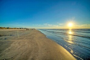 House | 2 bedrooms - 2 Beachfront Condos w Pool Sleeps 8 Beach Happy Summer Love by Avantstay (Port Aransas)