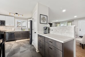 Microwave, oven, stovetop, dishwasher - Charming 3-bedroom house with AC and WiFi in serene Bridgeview (Bridgeview)