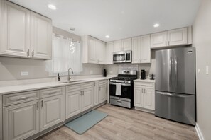 Private kitchen - Remote Worker Special: 2-bedroom townhome in Jackson Park Highlands neighborhood (Chicago)
