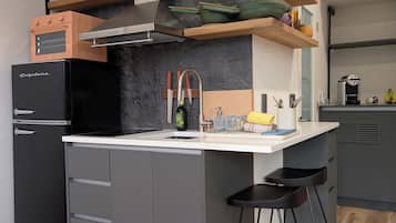 Frigorífico, horno, placa de cocina y licuadora