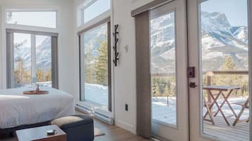 SkyBox Cabin | Hypo-allergenic bedding, pillow-top beds, in-room safe, free WiFi