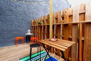 Outdoor dining - La Pequeña Flat, Unbeatable Fishtown Location! FastWiFi, W/D, Private Roof Deck (Philadelphia)