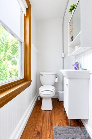 Bathroom - La Pequeña Flat, Unbeatable Fishtown Location! FastWiFi, W/D, Private Roof Deck (Philadelphia)