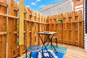 Outdoor dining - La Pequeña Flat, Unbeatable Fishtown Location! FastWiFi, W/D, Private Roof Deck (Philadelphia)