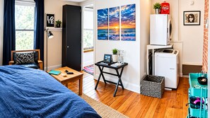 Room - La Pequeña Flat, Unbeatable Fishtown Location! FastWiFi, W/D, Private Roof Deck (Philadelphia)