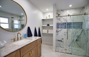 Dusche, Haartrockner, Handtücher, Seife
