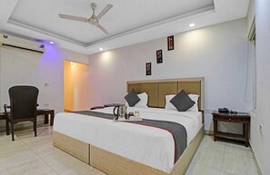 Deluxe Double or Twin Room, City View | Premium bedding, pillow-top beds, laptop workspace, soundproofing - Hotel Royal Mahal (New Delhi)