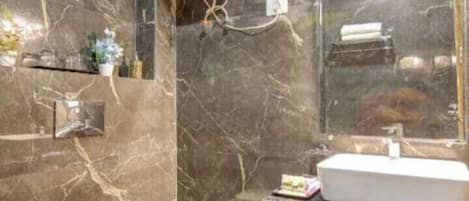Douche, articles de toilette (gratuits), pantoufles, serviettes fournies