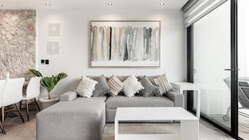 Comfort Suite, Sea View | Living area