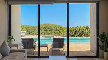 Comfort Suite, Sea View | Living area