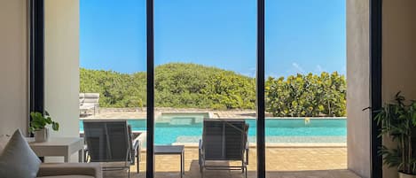 Comfort Suite, Sea View | Living area