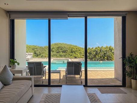 Comfort Suite, Sea View | Living area