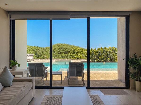 Comfort Suite, Sea View | Living area