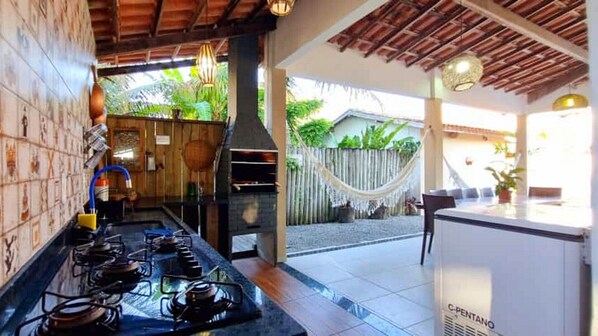 Outdoor dining - Ipês House on Mundaí Beach (Porto Seguro)