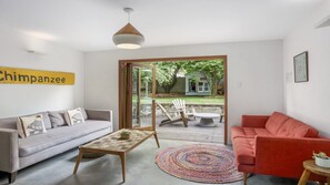 Smart TV, fireplace, books - Quinees Charming Mountain Cottage (BLACKHEATH)