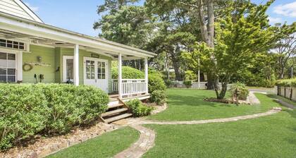 Quinees Charming Mountain Cottage