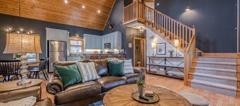 Cozy Dahlonega Cabin w/ Hot Tub. Surrounded by wineries and 8 mins to downtown!