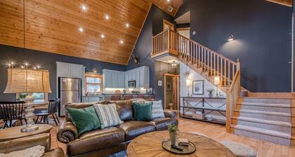 Cozy Dahlonega Cabin w/ Hot Tub. Surrounded by wineries and 8 mins to downtown!