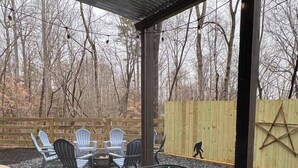 A hot tub with a wooden deck and chairs, surrounded by a wooden fence and trees. - Cozy Dahlonega Cabin w/ Hot Tub. Surrounded by wineries and 8 mins to downtown! (Lumpkin County)