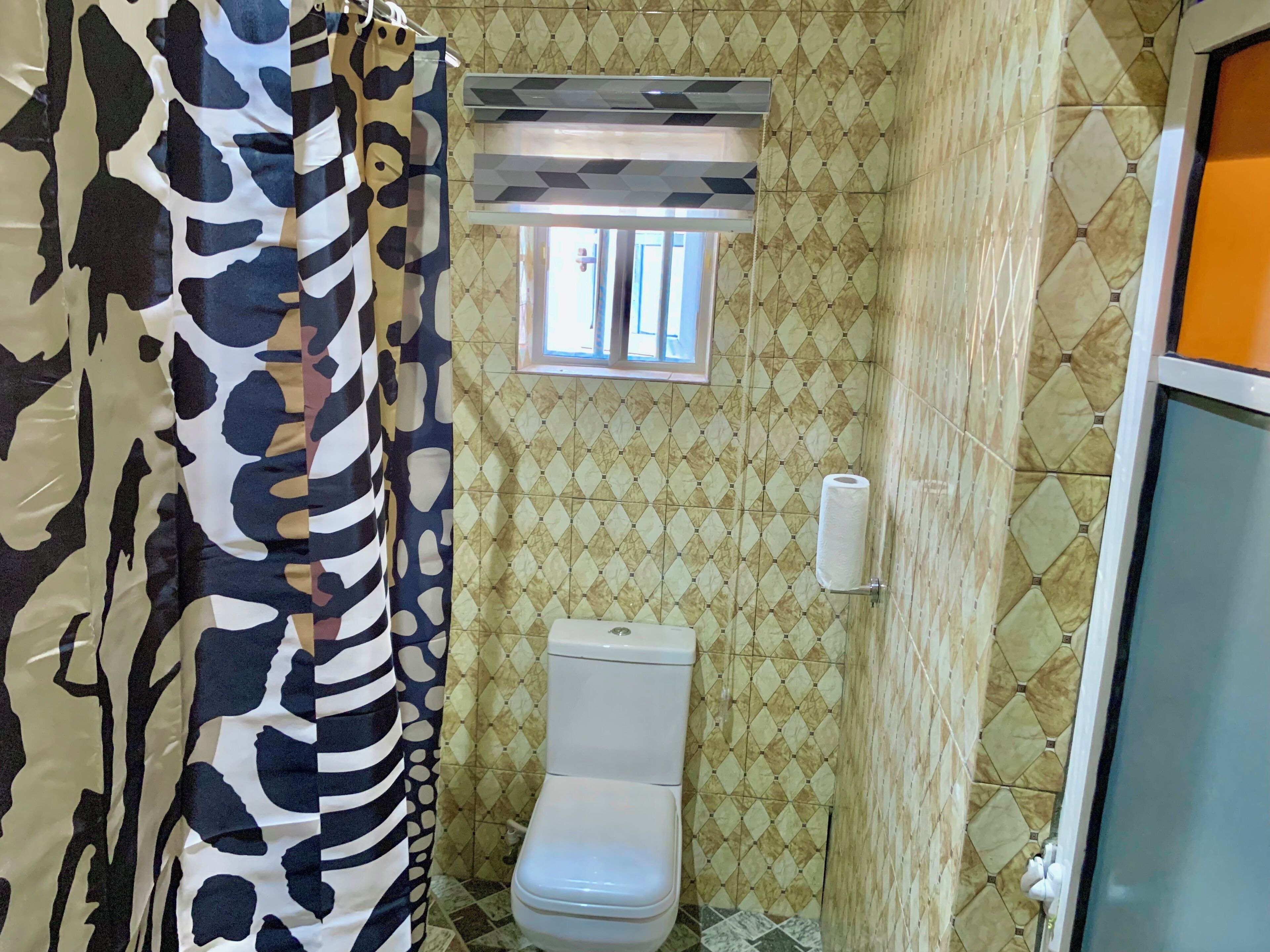 Ducha, toallas, jabón y papel higiénico