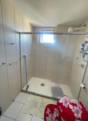 Dusj, håndklær, såpe og toalettpapir