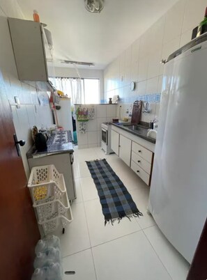 Horno, placa de cocina, licuadora y utensilios de cocina