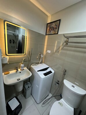 Dusche, Haartrockner, Bidet, Handtücher