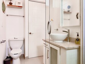 Comfort House, Pool View | Bathroom