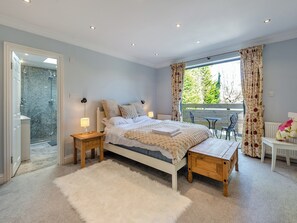 5 bedrooms, free WiFi, bed sheets