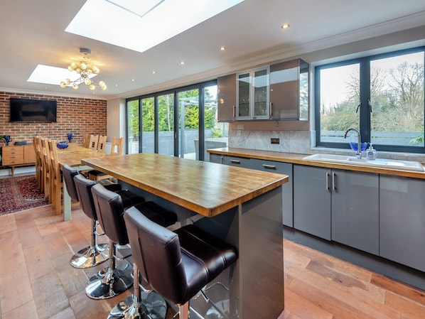 Dishwasher, cookware/dishes/utensils