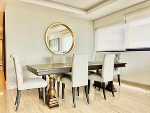 Appartement Deluxe, 3 chambres, vue piscine | Salle à manger