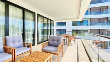 Departamento Deluxe, 3 habitaciones, vista a la alberca | Área de sala de estar