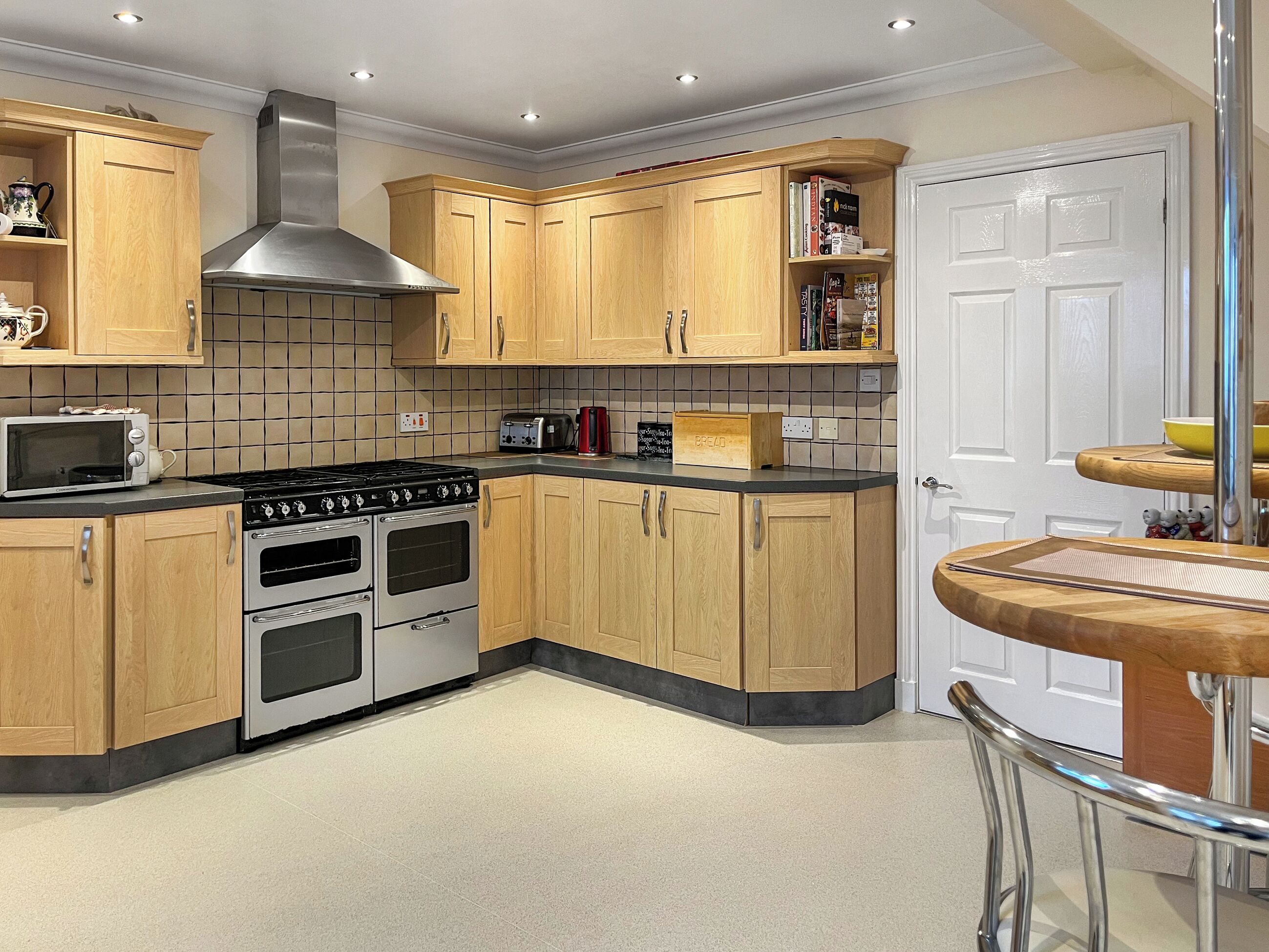 Een vaatwasser, een kinderstoel