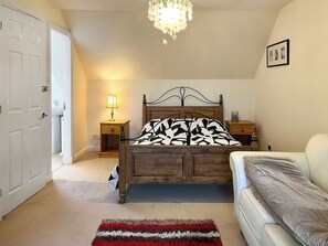 5 bedrooms, free WiFi, bed sheets, wheelchair access