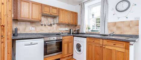 Kühlschrank, Mikrowelle, Ofen, Geschirrspüler
