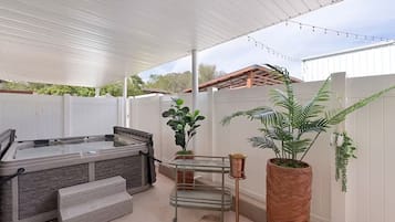 Tina de hidromasaje al aire libre