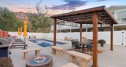 New 3BR/2BA: Private Hot Tub + Shared Pool, Sauna & Outdoor PingPong 1Hr to Zion