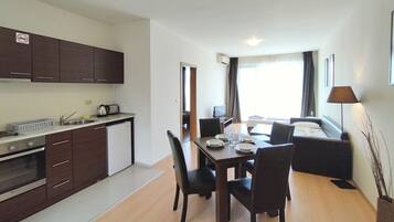 Apartment, 1 Bedroom, Balcony | Dining room